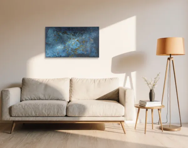 Großflächig blau bemalte Leinwand, die über einem hellen Stoffsofa hängt. In die Fläche ist die Zahl Drei mit gelber Farbe durch ein Raster gespachtelt. | mixed-art - wolfram schäfers