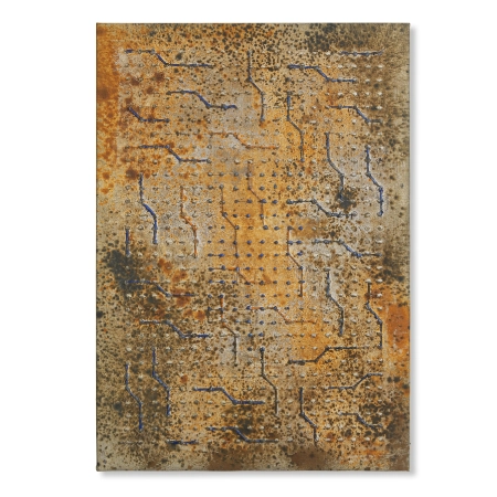 Eine mit oxidiertem Metalloxid und farbigem Kunststoff gestaltete Leinwand im Format 70 cm x 100 cm. Über die mit oxidiertem Metalloxid überzogenen Leinwandfläche ziehen sich in einem Raster farbig aufgesetzte Kunststoffpunkte und verwinkelte Linien – in der Anmutung einer Platine. | mixed-art