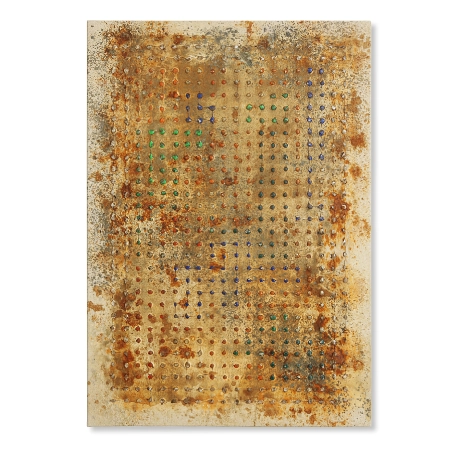 Eine mit oxidiertem Metalloxid und farbigem Kunststoff gestaltete Leinwand im Format 70 cm x 100 cm. Über die mit oxidiertem Metalloxid überzogenen Leinwandfläche ziehen sich in einem Raster farbig aufgesetzte Kunststoffpunkte. | mixed-art