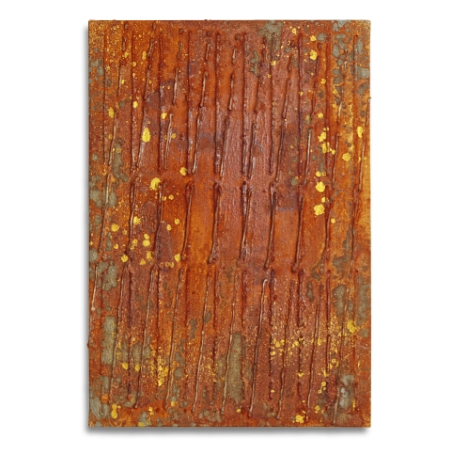 Eine mit oxidiertem Metalloxid und farbigem Kunststoff gestaltete Leinwand im Format 55 cm x 80 cm. Auf die mit oxidiertem Metalloxid überzogenen Leinwandfläche sind flache, sich kreuzende Linien aus farbigem Kunststoff und goldfarbene Sprenkel verteilt. | mixed-art