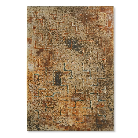 Eine mit oxidiertem Metalloxid und farbigem Kunststoff gestaltete Leinwand im Format 70 cm x 100 cm. Über die mit oxidiertem Metalloxid überzogenen Leinwandfläche ziehen sich in einem Raster farbig aufgesetzte Kunststoffpunkte und verwinkelte Linien. | mixed-art