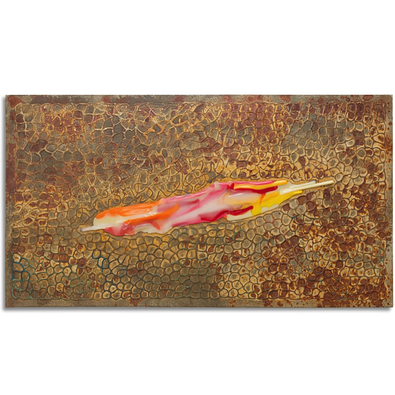 Eine mit einer rostiger Oxydmischung überzogene Zellstruktur aus Kunststoff gestaltete Leinwand im Format 145 cm x 80 cm. Mitten in dem Bild ist eine Applikation Inform eines farbigen Eisstiels. | mixed-art