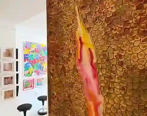 Im Bild eine freie Arbeit mit Namen Popsicle. Wabenartig strukturierter Hintergrund, überzogen mit Oxy-Mischung und einem in farbigen Kunststoff aufgebrachtem Innenteil.