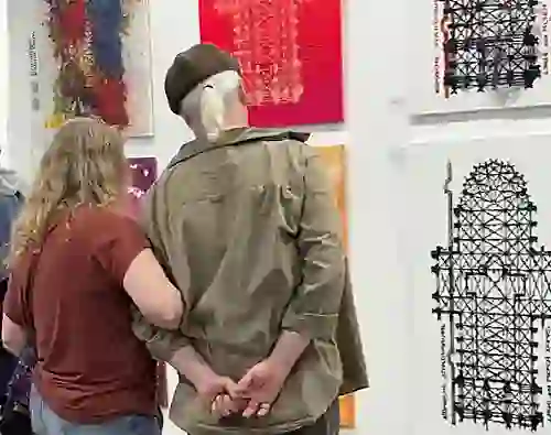 Besucher betrachten die ausgestellten Bildvarianten mit dem Grundriss des Kölner Doms.