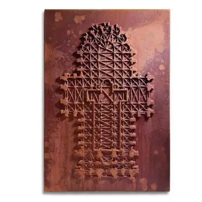 Leinwand die den Grundriss des Kölner Doms auf einer Platte zeigt, die stark verrostet ist.