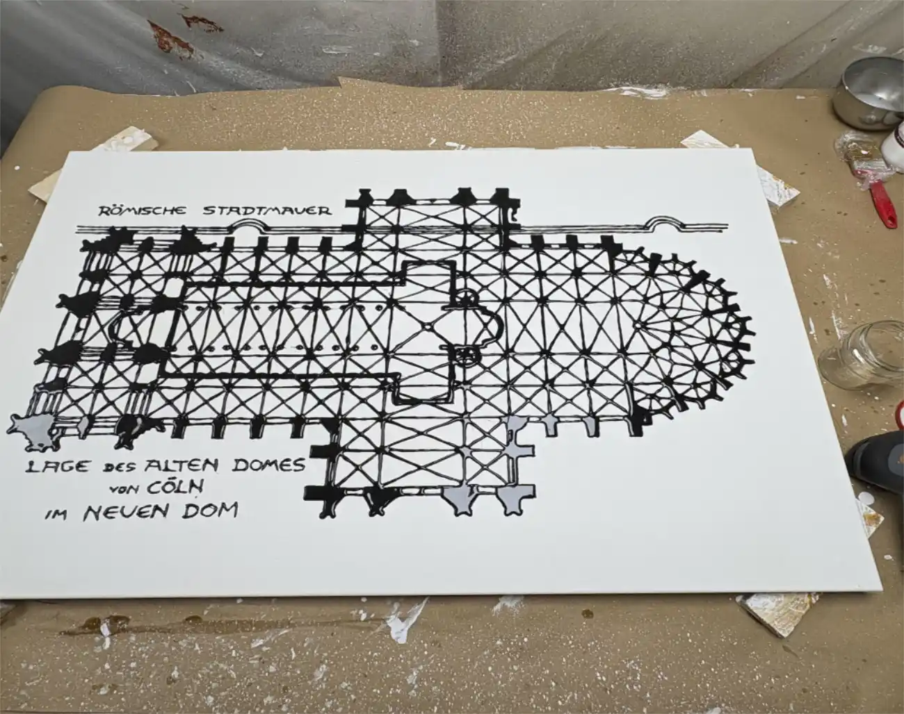Kunstwerk in Arbeit Für eine Interpretation des Kölner Dom Grundrisses mit flüssigem Kunststoff vorbereite Leinwand.