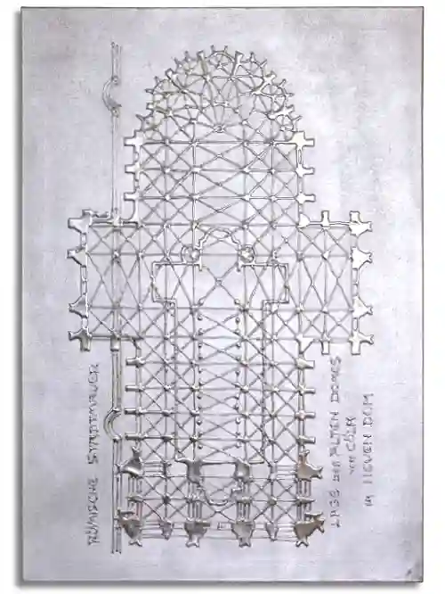 Erhabener Grundriss des Kölner Doms auf Leinwand, verdeckt mit einer silber-schimmernden Aluminiumschicht. Leinwand im Format 70 cm x 100 cm, mit erhabenem Grundriss des Kölner Doms, verdeckt mit einer silber-schimmernden Aluminiumschicht.