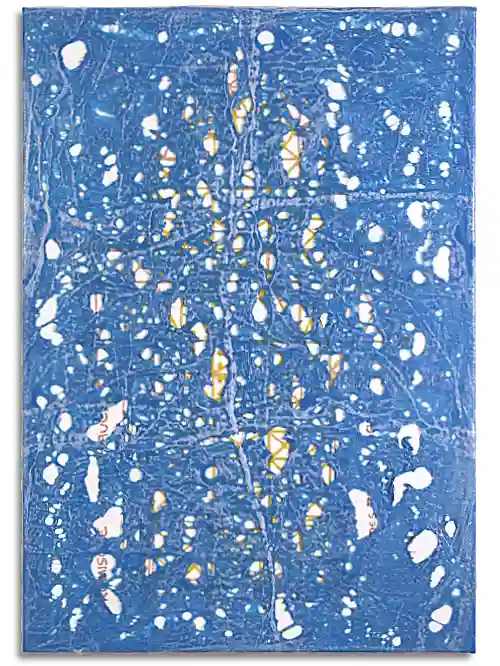 Blaue geschmolzene und dadurch zerlöcherte Folie über Leinwand. Darunter verbirgt sich der in gelbem Kunststoff der Grundriss des Kölner Doms. Leinwand im Format 70 cm x 100 cm, blaue geschmolzene und dadurch zerlöcherte Folie über Leinwand. Darunter verbirgt sich in gelbem Kunststoff der Grundriss des Kölner Doms.