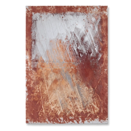 Abstraktes Bild auf einer 55 x 80 cm großen Leinwand. Durch dynamischen und zerkratzten Auftrag einer teilweise oxidierten Oxydmischung, in Verbindung mit silbernem Metallack, entsteht die Anmutung eines Blicks durch ein Hüttenfenster. Von dem zeitgenössischen Künstler Wolfram Schäfers. | mixed-art