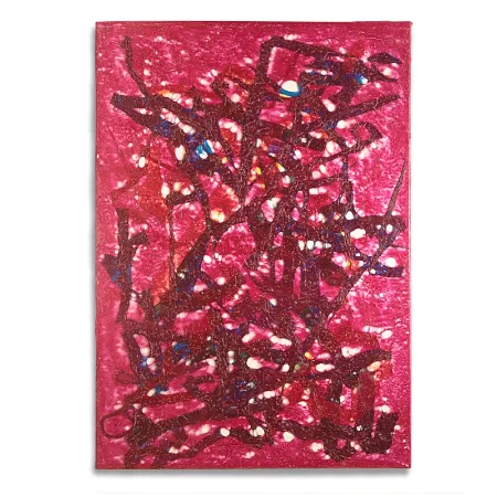 Violette Kunststofffolien auf einer Leinwand im Format 70 cm x 100 cm. Die Folienoberfläche ist durchzogen von breiten Streifen und Löchern, durch die die weiße Leinwand sichtbar ist. Die Streifen im Bild geben ihm eine unruhige, mehrfarbige Struktur. | wolfram schäfers