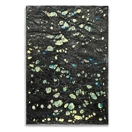 Schwarze, blaue und gelbe Kunststofffolien auf einer  Leinwand im Format 55 cm x 80 cm. Die Folienoberfläche ist durchzogen von Folienlinien und Löchern in den Folien, die die Anmutung von dutzenden schauenden Augen erzeugen. | wolfram schäfers