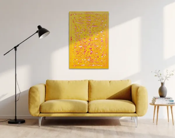 Ein Bild aus violetten und gelben Kunststofffolien auf Leinwand. Die Folienoberfläche ist durchzogen von Löchern, die dem Bild eine zellenähnliche Struktur geben. Das Bild hängt in einem Raum über einem Sofa. | wolfram schäfers