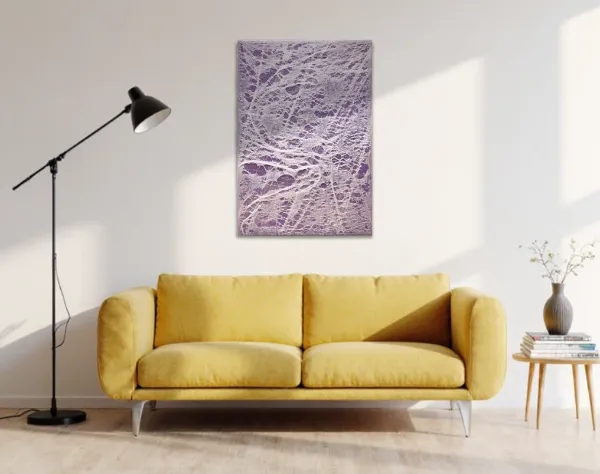Bild mit violetten Kunststofffolien, durchzogen von Folienlinien die dem Bild eine Zellenähnliche Struktur geben, auf einer Leinwand. Das Bild hängt in einem Raum über einem Sofa. | wolfram schäfers
