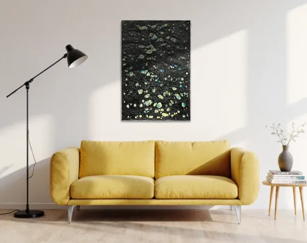 Bild mit schwarzen, blauen und gelben Kunststofffolien auf einer Leinwand. Die Folienoberfläche ist durchzogen von Folienlinien und Löchern in den Folien. Das Bild hängt in einem Raum über einem Curry farbigem Sofa. | wolfram schäfers