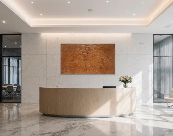 Bild mit dunklen Brauntönen die bis ins Schwarze reichen, auf einer Leinwand die mit einer dichten Folie überzogen wurde, sodaß der Eindruck einer wasserüberfluteten, ruhigen Wattoberfläche entstanden ist. Das Bild hängt über einem Tresen in einer Empfangshalle. | wolfram schäfers