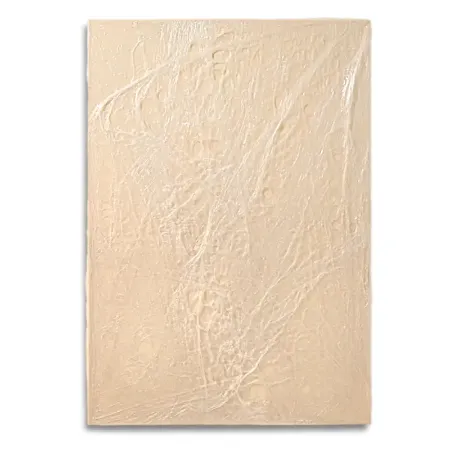 Abstraktes Bild mit blauer Kunststofffolie auf Leinwand hängt in einem Raum über einem Curry farbigem Sofa. | mixed-art - wolfram schäfers