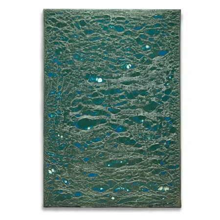 Blaue undgrünee Kunststofffolien auf einer Leinwand im Format 55 cm x 80 cm. Die überstreckten, bzw. sich überlagernden Folien enthalten Zuglöcher, durch die der Blick auf die weiße Leinwand möglich wird. Das Bild erhält dadurch die Anmutung einer Wasseroberfläche. | wolfram schäfers