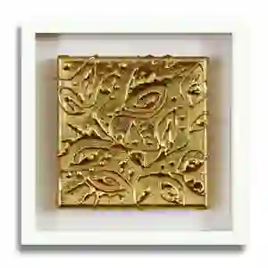 Freies Blätterwerk als Applikation unter Blattgold (Imitat), auf 18 x 18 cm großer Leinwand, in einem schwarzen Rahmen.