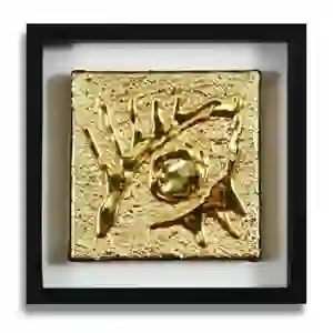 Motiv mit Auge als Applikation unter Blattgold (Imitat), auf 18 x 18 cm großer Leinwand, in einem schwarzen Rahmen.