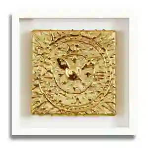 Motiv mit Uhrzeigern als Applikation unter Blattgold (Imitat), auf 18 x 18 cm großer Leinwand, in einem schwarzen Rahmen.