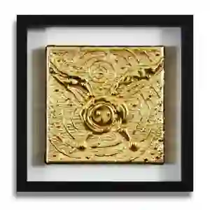 Motiv mit Flugschwein als Applikation unter Blattgold (Imitat), auf 18 x 18 cm großer Leinwand, in einem schwarzen Rahmen.