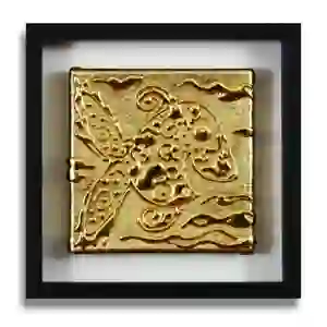 Motiv mit gute Laune Fisch als Applikation unter Blattgold (Imitat), auf 18 x 18 cm großer Leinwand, in einem schwarzen Rahmen.