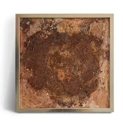 ImageOxyd-Mischung zu unterschiedlichen starken Rosttönen oxidiert, hinter Glas in einem goldenen Rahmen. Die Anmutung ähnelt einem Wasserloch in der Wüste aus der Vogelperspektive gesehen.