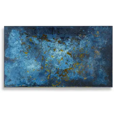 Eine mit Metalloxyd gestaltete Glasscheibe, durch die blaues Licht fällt. | mixed-art