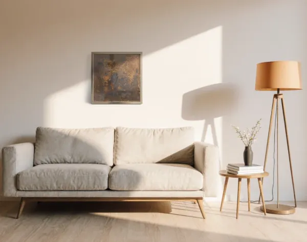 Großflächig blau bemalte Leinwand, die über einem hellen Stoffsofa hängt. In die Fläche ist die Zahl Drei mit gelber Farbe durch ein Raster gespachtelt. | mixed-art - wolfram schäfers