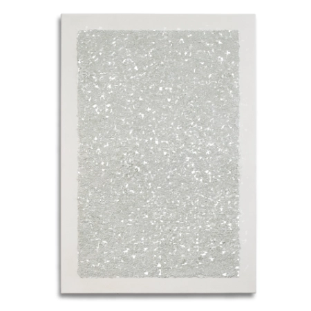 Eine mit Glassplittern von VW Käfern Frontscheiben aus den Baujahren zwischen 1962 und 1968 gestaltete Leinwand im Format 55 cm x 80 cm. Die Glassplitter sind in eine weisse Acrylfläche eingelassen.  – mixed-art