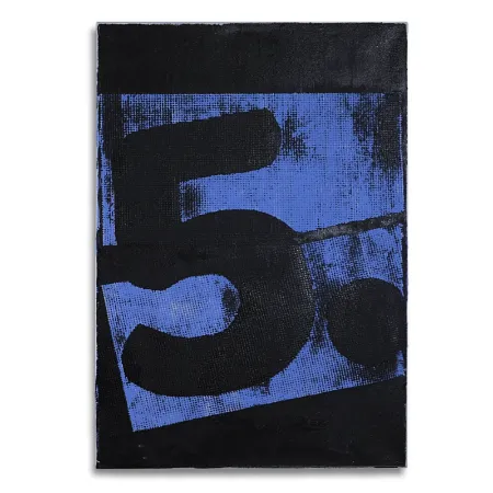 Leinwand im Format 55 x 80 cm mit aktivierter Acryloxydmischung und schwarzer sowie leuchtend blauer Acrylfarbe auf der Bildfläche. In die Fläche ist die Zahl Fünf durch ein Raster gespachtelt. | mixed-art - wolfram schäfers