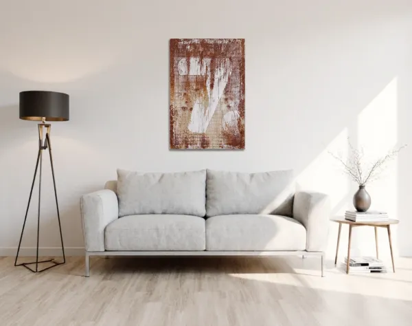 Leinwandbild mit aktivierter Acryloxydmischung und brauner Acrylfarbe in der Bildfläche, welches über einem hellen Stoffsofa hängt. In die Fläche ist mit weißer Farbe die Zahl Sieben durch ein Raster gespachtelt. | mixed-art - wolfram schäfers