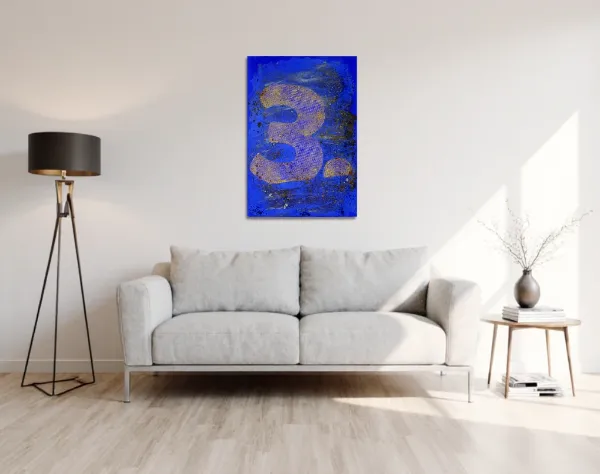Großflächig blau bemalte Leinwand, die über einem hellen Stoffsofa hängt. In die Fläche ist die Zahl Drei mit gelber Farbe durch ein Raster gespachtelt. | mixed-art - wolfram schäfers