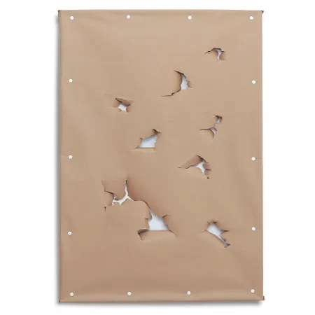 Braunes rechteckiges Packpapier, indem mehreren Löchern sind. Das Papier ist an den Rändern mit Heftzwecken auf einem Rahmen befestigt.