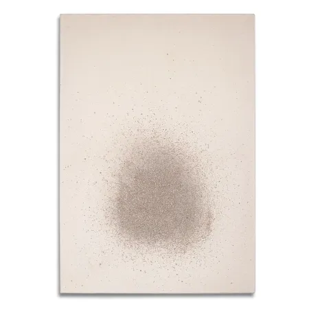 Ein cremefarbenes Rechteck mit einem unscharfen, silbergrauen Sprühnebel in der Mitte. Der Sprühnebel weist eine unregelmäßige Form auf.