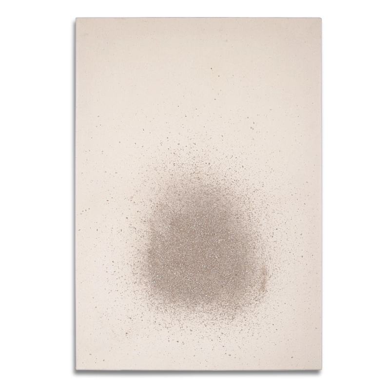Eine mit feinem, hellem Aschestaub gestaltete Leinwand im Format 55 cm x 80 cm. Inmitten des Bildes scheint eine zarte Staubwolke niederzugehen. | mixed-art