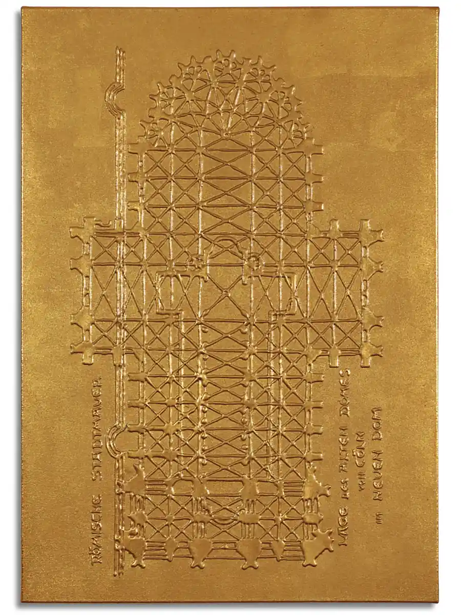 Der Dom erscheint als vergoldete Spur zwischen Architekturzeichnung und Materialexperiment. Abstrakte Darstellung des Kölner Dom-Grundrisses in Blattgold auf heller Leinwand mit warmen goldenen und rötlichen Oberflächenstrukturen.