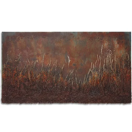 Eine Leinwand die mit einer dunkelbraunen Oxydmischung übermalt ist und in deren unteren Fläche Gras aufgebracht ist. Zwischen dem Gras ist der Kopf einer Hyäne zu sehen.