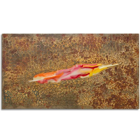 Eine mit einer rostiger Oxydmischung überzogene Zellstruktur aus Kunststoff wird mittig durch eine Applikation Inform eines farbigen Eisstiels aufgebrochen.