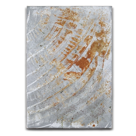 Silberlack mit Oxid-Mischung vom linken Rand einer Leinwand (55 cm x 80 cm groß) nach Oben gespachtelt. Mit Rostfarbtönen durch die teilweise oxidierten Flächen. – mixed-art