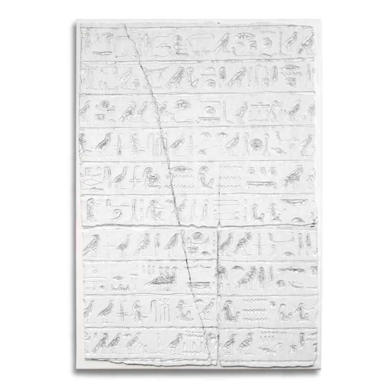 Abstraktes Bild auf einer 55 x 80 cm großen hellen Leinwand, auf der Hieroglyphen wie auf einer zerbrochener Steinplatte zu sehen sind. Von dem zeitgenössischen Künstler Wolfram Schäfers. | mixed-art