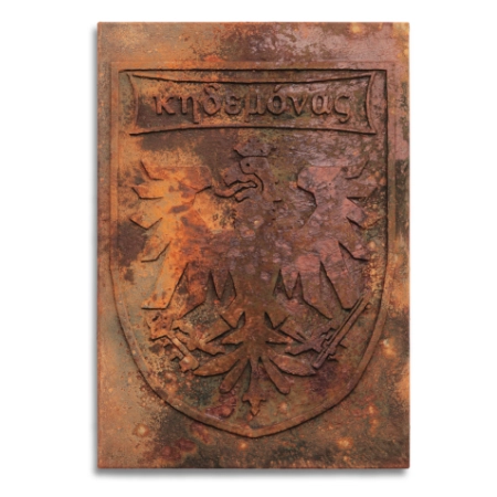 Abstraktes Wappen auf einer 55 x 80 cm großen Leinwand. Eine oxidierte Acryl-/ Oxydmischung auf Applikationen zeigt eine scheinbar uralte, verrostete Metallplatte mit einem Adlerwappen. Von dem zeitgenössischen Künstler Wolfram Schäfers. | mixed-art