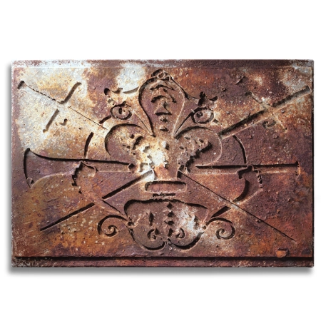 Abstraktes Wappen auf einer 55 x 80 cm großen Leinwand. Eine oxidierte Acryl-/ Oxydmischung auf Applikationen zeigt eine scheinbar uralte, verrostete Metallplatte mit einem Lilienwappen. Von dem zeitgenössischen Künstler Wolfram Schäfers. | mixed-art