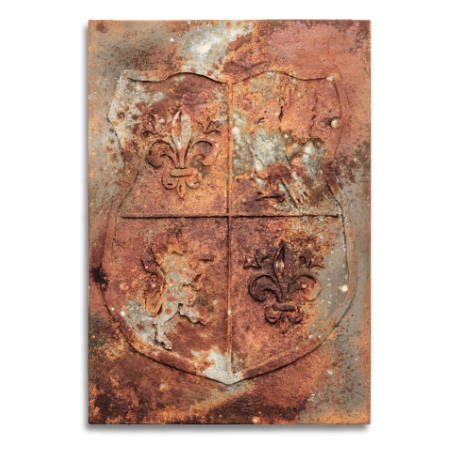 Abstraktes Wappen auf einer 55 x 80 cm großen Leinwand. Eine oxidierte Acryl-/ Oxydmischung auf Applikationen zeigt eine scheinbar uralte, verrostete Metallplatte mit Wappen aus mehreren Motiven. Von dem zeitgenössischen Künstler Wolfram Schäfers. | mixed-art