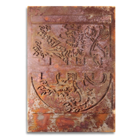 Abstraktes Wappen auf einer 55 x 80 cm großen Leinwand. Eine oxidierte Acryl-/ Oxydmischung auf Applikationen zeigt eine uralte, verrostete Metallplatte mit Städtewappen. Von dem zeitgenössischen Künstler Wolfram Schäfers. | mixed-art