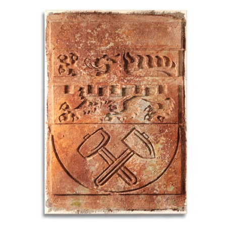 Abstraktes Wappen auf einer 55 x 80 cm großen Leinwand. Eine oxidierte Acryl-/ Oxydmischung auf Applikationen zeigt eine scheinbar uralte, verrostete Metallplatte mit einem Städtewappen. Von dem zeitgenössischen Künstler Wolfram Schäfers. | mixed-art