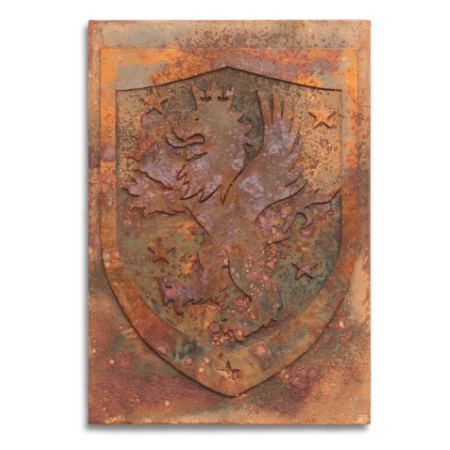 Abstraktes Wappen auf einer 55 x 80 cm großen Leinwand. Eine oxidierte Acryl-/ Oxydmischung auf Applikationen zeigt eine scheinbar uralte, verrostete Metallplatte mit einem aufgesetztem Löwenwappen. Von dem zeitgenössischen Künstler Wolfram Schäfers. | mixed-art