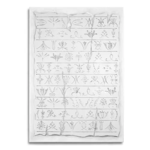 Abstraktes Bild auf einer 55 x 80 cm großen hellen Leinwand, auf der Blumenornamente wie auf einer zerbrochener Steinplatte zu sehen sind. Von dem zeitgenössischen Künstler Wolfram Schäfers. | mixed-art