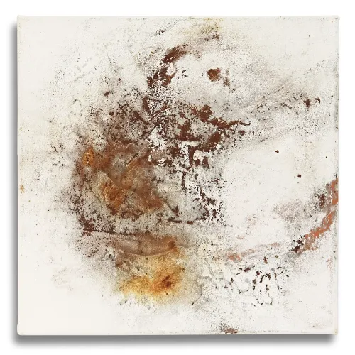 Abstraktes Bild auf einer 40 x 40 cm großen Leinwand. Zarte goldbraune Töne und unterschiedlich stark oxidierte wie ein Hauch aufgebrachte Acryl-/Oxidmischung erzeugen den Eindruck eines kosmischen Phänomens. Von dem zeitgenössischen Künstler Wolfram Schäfers. | mixed-art