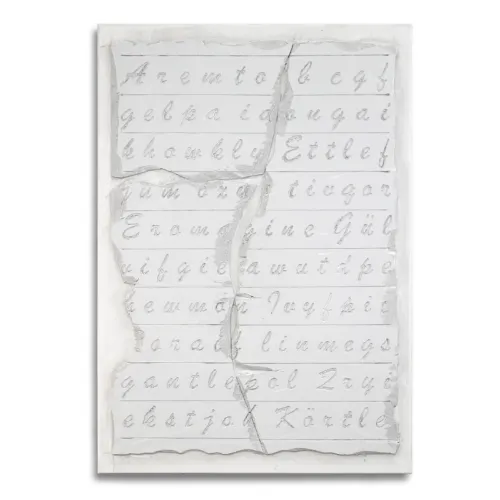 Abstraktes Bild auf einer 55 x 80 cm großen hellen Leinwand, auf der alte Schriftzeichen wie auf einer zerbrochener Steinplatte zu sehen sind. Von dem zeitgenössischen Künstler Wolfram Schäfers. | mixed-art